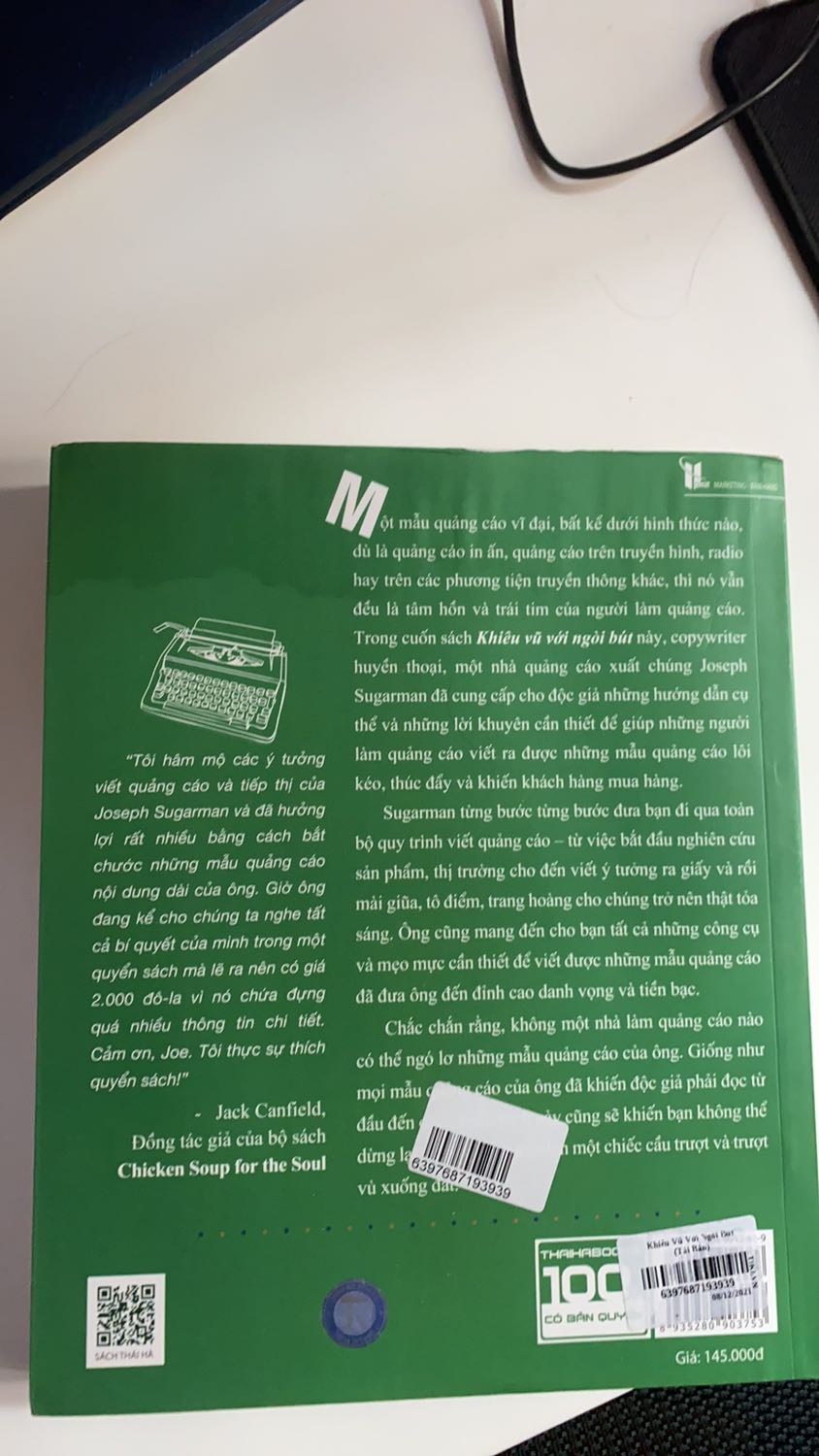 Tình trạng sách rất tệ, như là sách cũ và bị dính nước khiến cho phàn trên của sách bị ố vàng. Rất không hài lòng với lần giao hàng này của Tiki. 2/4 cuốn sách trong đơn mình đặt bị thế này.