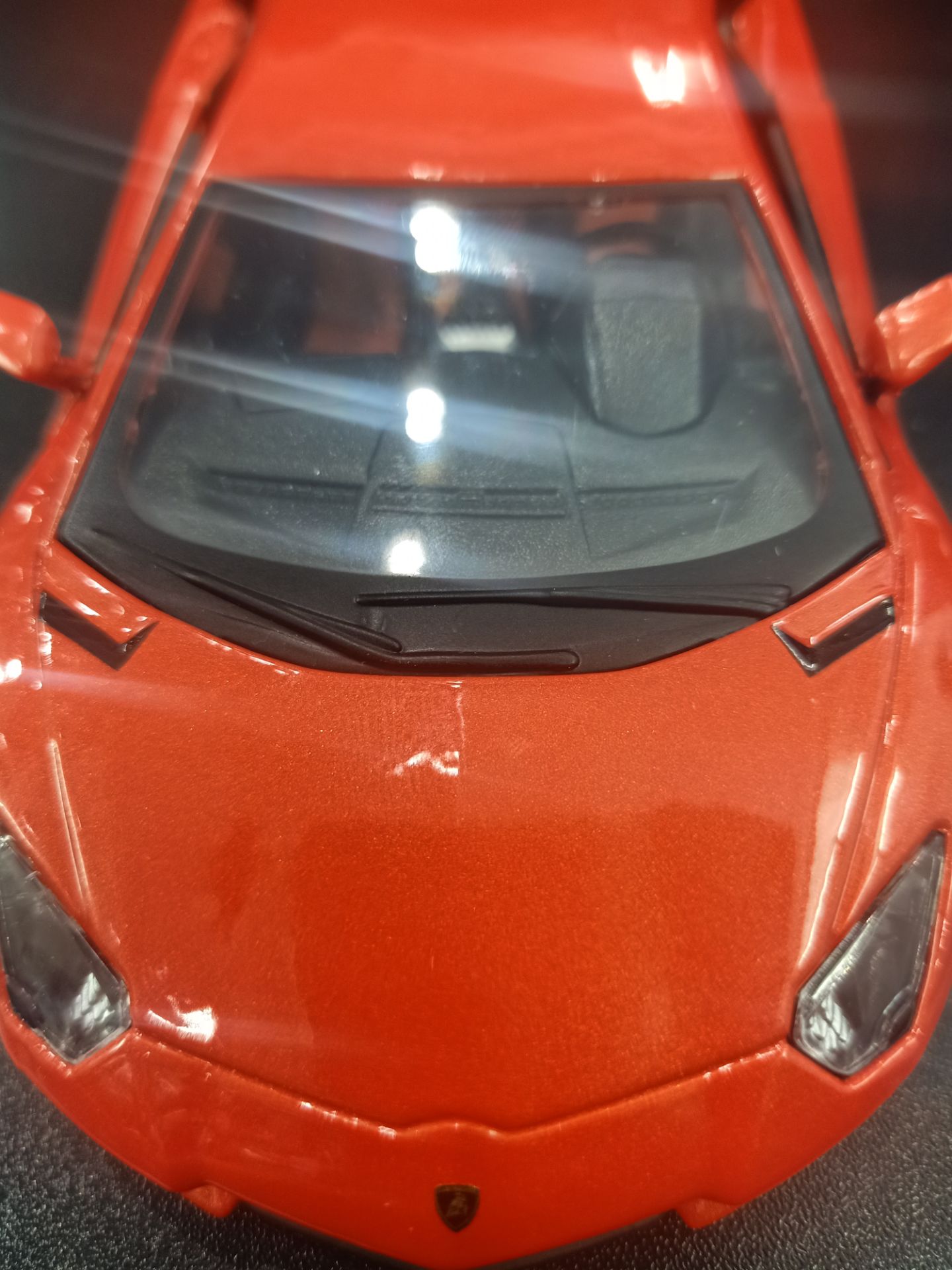 Sản phẩm không mở được nắp capo vì không có đường cắt không giống như ảnh quảng cáo sản phẩm!