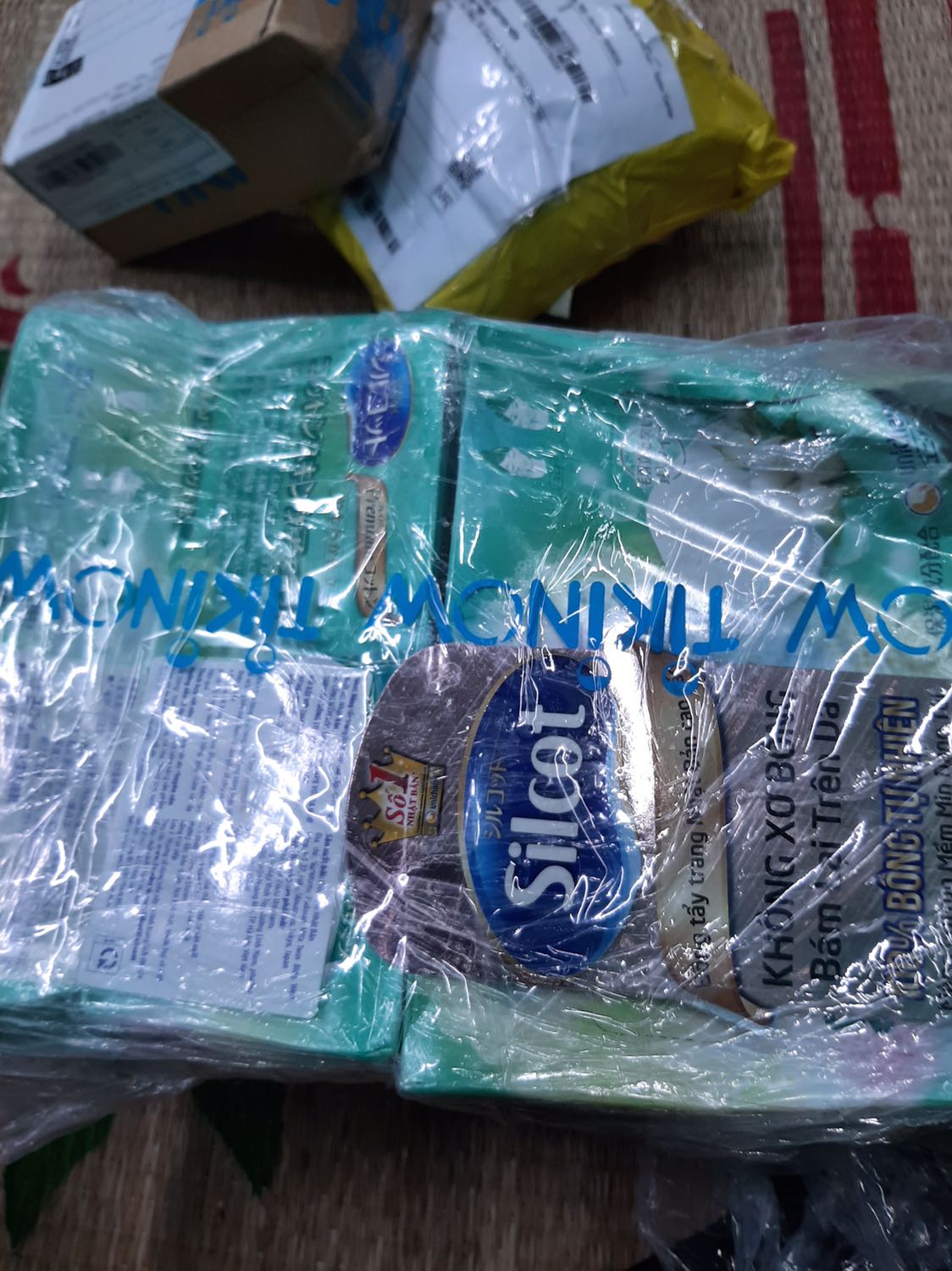 Mình đánh giá shop uy tín nhưng đóng gói hàng không có hộp bảo vệ. Mình đề nghị Tiki giúp mình thu và đổi lại sản phẩm khác cho mình....