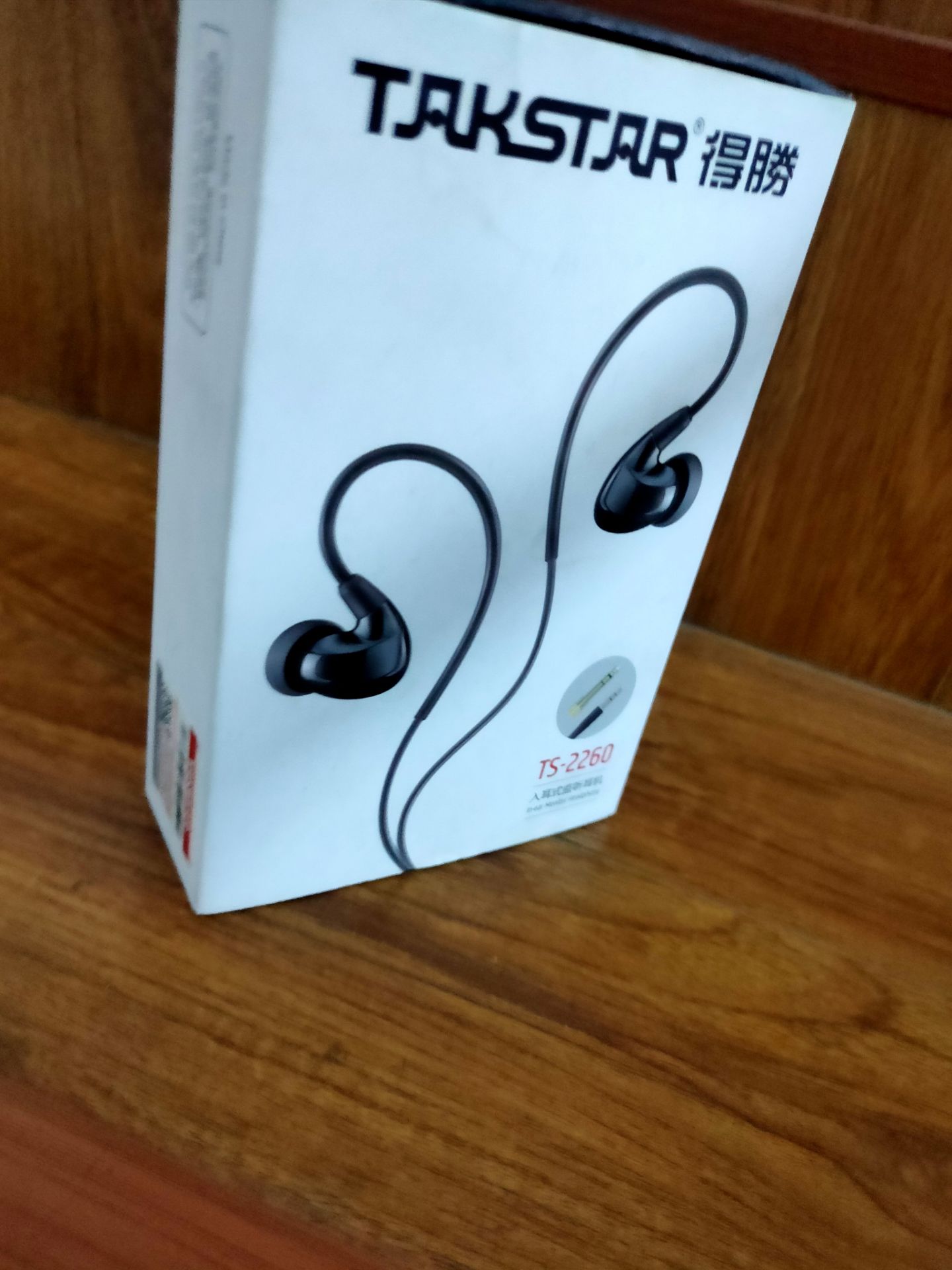 hàng chuẩn công ty, tem mác đầy đủ, kiểm tra độ nhạy, âm bass, âm trét tốt, với tầm giá này là quá ưng, có điều con tai nghe này không có mic