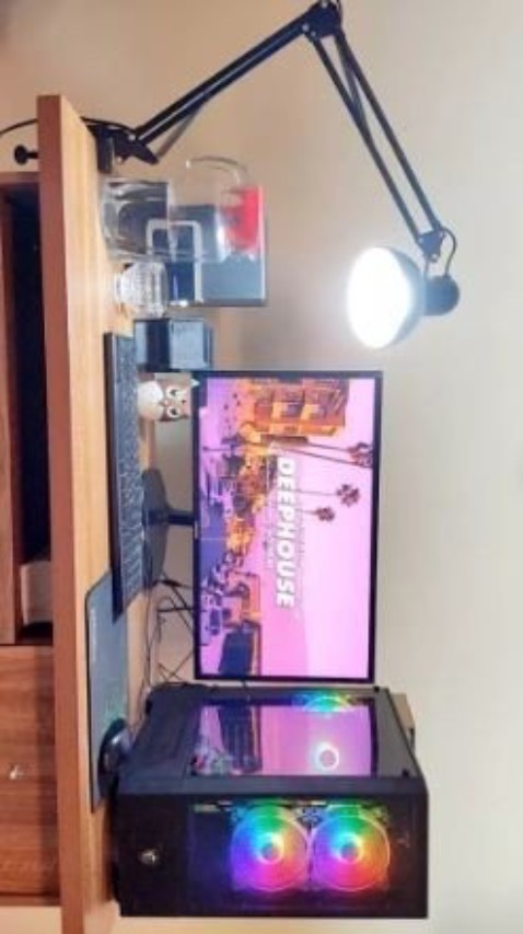 - Cứng cáp, chắc chắn, dễ lắp đặt.
- Sản phẩm chất liệu tốt, màn chụp dày, không méo.
- Màu sơn đẹp.
- Vận chuyển: 1-2 ngày.
Tổng kết: Sản phẩm hài lòng, giá tốt.
Decor góc pc rất hợp lý, chill. Bóng đèn lại dễ thay.