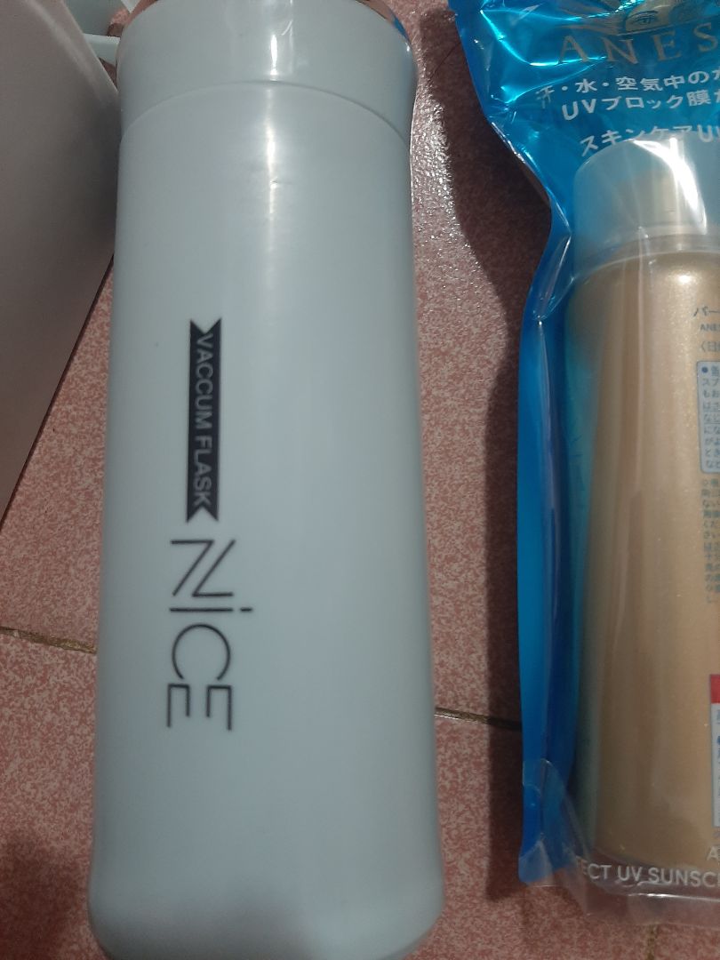 giao đúng hàng, đúng hạn, đóng gói cẩn thận.
Chất lượng thì khỏi phải bàn đã mua lần thứ 3, lần này mua đc giá rẻ còn khuyến mãi cả bình nước. ủng hộ shop