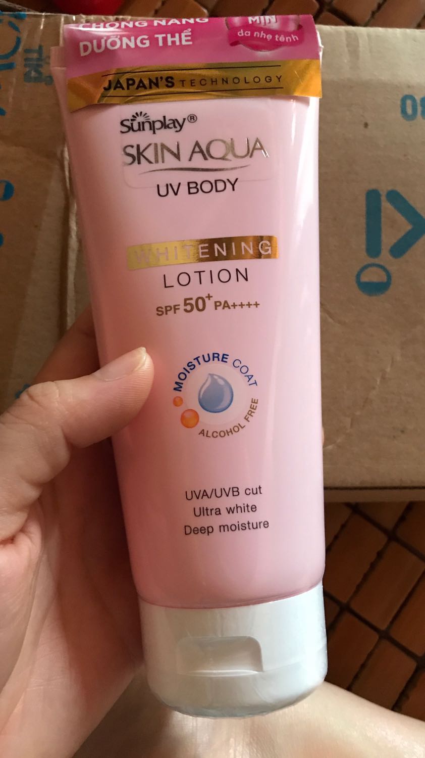 Mới đặt chiều qua mà sáng nay đã nhận được rồi. Giao hàng nhanh thật sự luôn? đóng gói cẩn thận, tuy nhiên k hiểu sao cùng đặt 1 lúc 1 hãng có hai lọ kem chống nắng dc tặng kèm túi cói mà tách thành 3 đơn luôn vậy! ? hic Dù sao cũng thấy review nhiều về độ chống nắng cao của em này nên cũng mua về thử, mong là sẽ hiệu quả!?