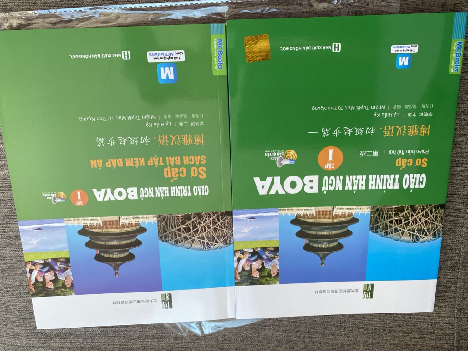 Lúc đầu đọc bình luận minh cũng hơi lo lắng nếu nhận dc sách cũ vì lân đầu mua hàng bên này. K ngờ giao hàng nhanh, đóng gói cẩn thận với lại sách mới hoàn toàn luôn nhe, lại được bọc nilong nữa ?. App nghe thì mình chỉ nghe được sách học, bài tập co vẻ như k co bài nghe. Cho điểm ???