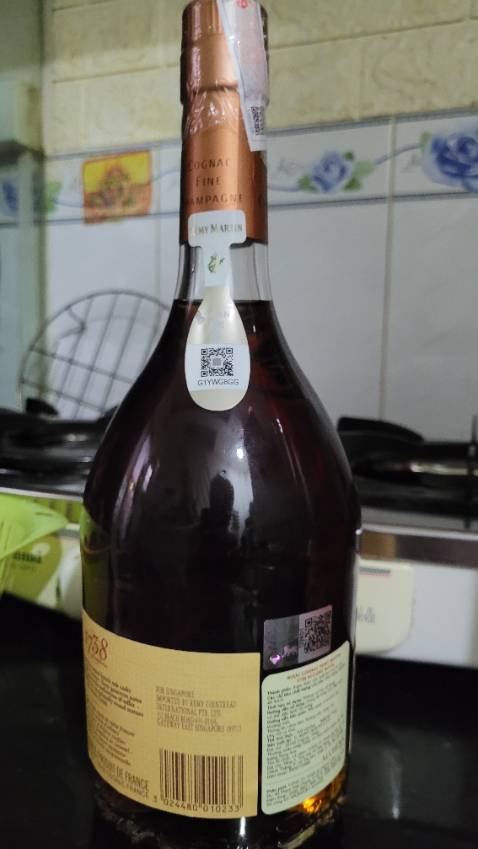 Tem nhãn hàng nhập khẩu đầy đủ. Dòng rượu này uống ổn, giao hàng nhanh. Cơ mà chai rượu 2 triệu lại không có hộp, trụi lủi. Shop nên ghi rõ không hộp để kh biết. Nếu mua đi tặng thì sao tặng được?!