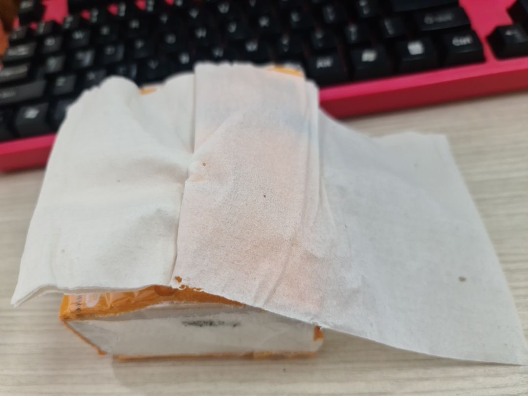 Chất lượng giấy quá tệ so với loại giấy gấu trúc mà tôi xài trc đây. Giấy mỏng có nhiều lỗ thủng.