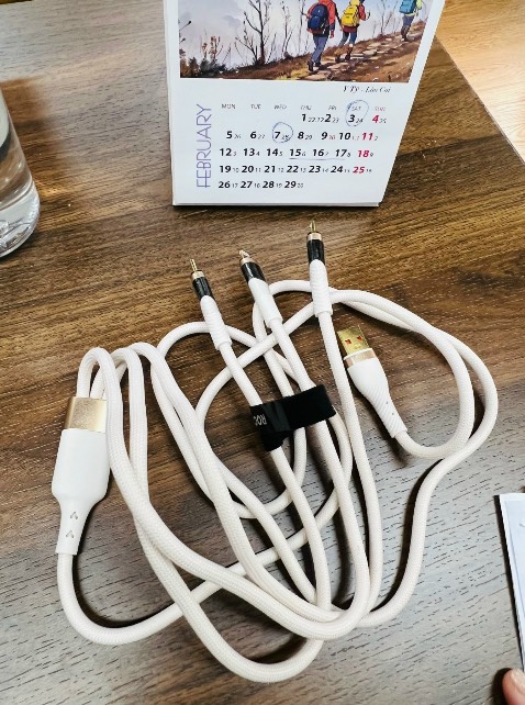 Cáp cầm chắc tay, dây dù xịn, mua cáp này đủ 3 cổng lightning, micro, type-C cực tiện lợi, nhà mình mỗi ngừoi mỗi dòng máy chân sạc khác nhau chỉ cần 1 dây này thôi dùng được cho cả nhà, đi du lịch cho cả nhà dùng cũng tiện lắm. Sạc nhanh được 1 lúc 3 thiết bị liền.Mình đặt đen shop giao nhầm trắng n shop liên hệ đổi lại cho mình luôn n mình thấy màu trắng cũng đẹp nên ko đổi lại nữa. Shop phục vụ tốt.