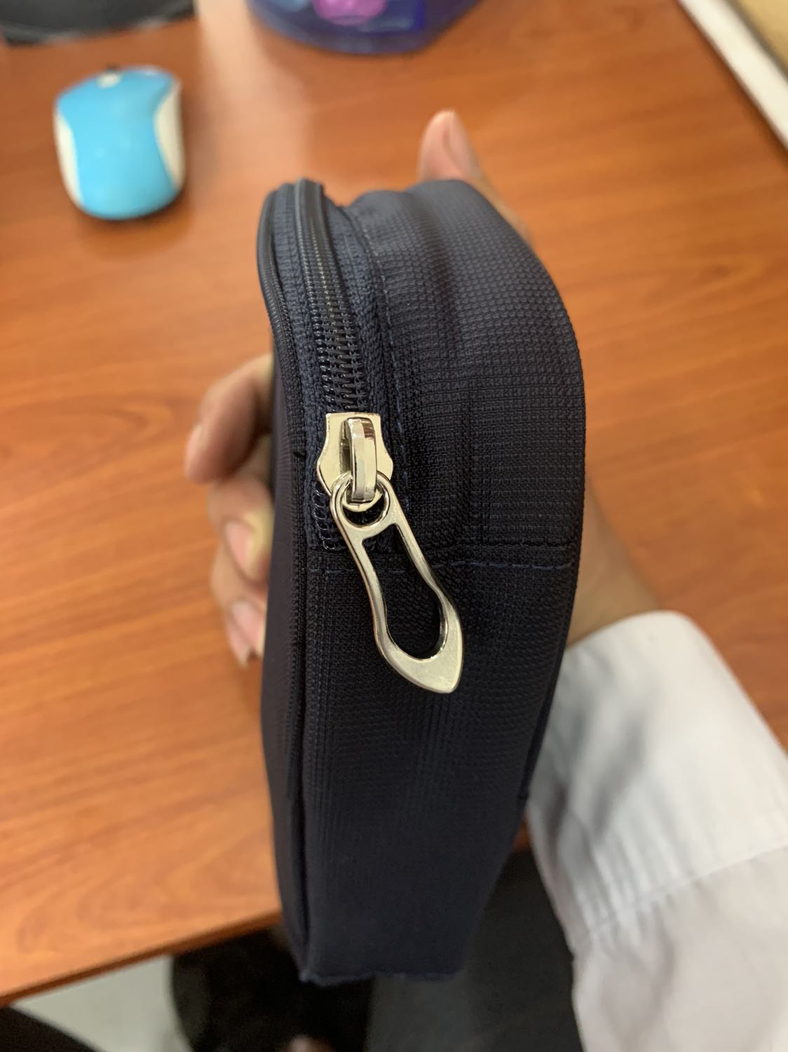 Sản phẩm xài rất thích, lớp đệm êm, khoá kéo chắc chắn, tem mác bảo hành đầy đủ, gói hàng cẩn thận. Nên mua để cất các loại dây và củ sạc

Ảnh chụp thực tế sản phẩm