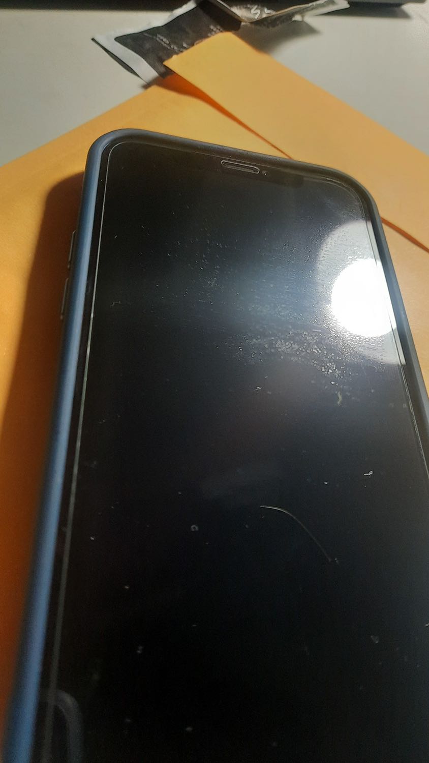 Nhận hàng nhanh, đóng gói tốt, sp có 1 miếng dán, khăn khô, khăn ướt, miếng dính bụi. Tuy nhiên chất lượng miếng dán k tốt: sau khi dán xong thì thấy: tấm dán k full viền, 1 nữa phần trên và dưới k đồng đều, lấy khăn lau thấy rõ, phía trên có nhiều sọc ngang. Do khống chế số lượng hình gửi nên k thấy rõ chẩt lượng có nhiều vết xước bên trong.