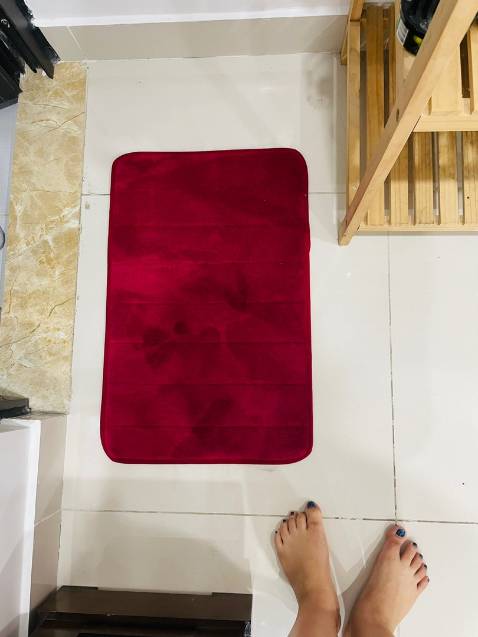 "Màu sắc khá giống với quảng cáo, chất lông mềm, đi lên rất êm chân, độ thấm hút thì tạm ổn nhưng với mức giá này thì chất lượng cũng khá là tốt