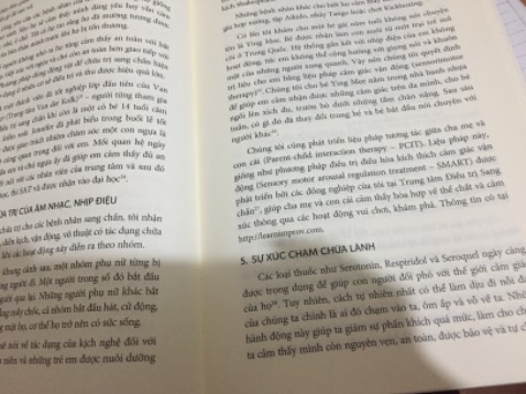 sau đây là ý kiến cá nhân:
- dù sao hiện nay sách về chủ đề này khá ít nên mn cứ tham khảo
tuy vậy, theo mk thì
- keo đóng gáy không tốt. 
- sách viết lan man và lặp lại ko thoát ý để mình vận dụng.
- các liệu pháp chỉ đc nhắc tên gọi nói qua sơ sài ko có cụ thể hay minh hoạ tường minh, muốn tìm hiểu phải tự đi mà tìm, các nghiên cứu đề cập quá ngắn. và ví dụ thiếu phong phú và cụ thể. ví dụ về cựu binh bị sang chấn sau chiến tranh là 1 ví dụ thiếu gần gũi nhg đây là ví dụ xuyên suốt cuốn sách. với mỗi một loại sang chấn có một bối cảnh và trị liệu khác nhau nên cuốn sách khó áp dụng.
- nói nhiều lan man và lại thiếu cụ thể. ít phân tích khía cạnh trên ví dụ cụ thể lắm thường chỉ nêu và nói nói chung chung nhiều lắm...
- viết dài dòng nên giá khá cao :/
