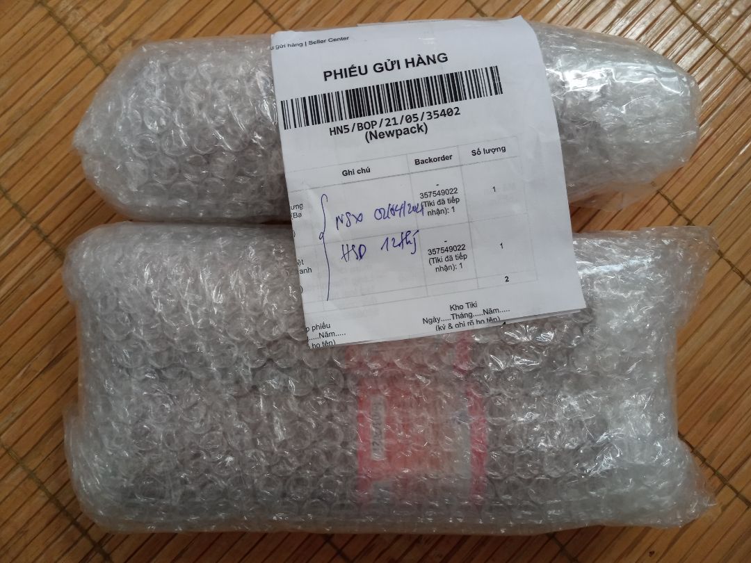 nhân viên ship dễ thương, đóng gói cẩn thận