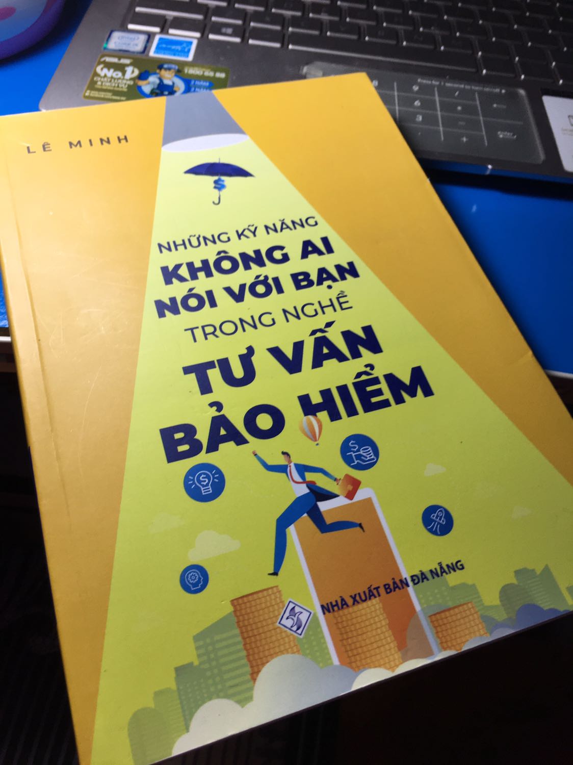 Hãy mua nó nếu bạn đang chênh vênh với nghề nhé.
Tôi đã đọc và sẽ còn đọc lại nhiều lần nữa.
Sách dễ tiếp cận, với ngôn ngữ gần gũi, mộc mạc, hài hước. Các đề mục rõ ràng rất dễ đọc, dễ hiểu.
Sách này (Cả 2 tập) không chỉ cần cho người tư vấn bảo hiểm, mà những bạn đang kinh doanh, đang bán hàng đọc nó cũng rất hữu ích đấy. Cám ơn Lê Minh!