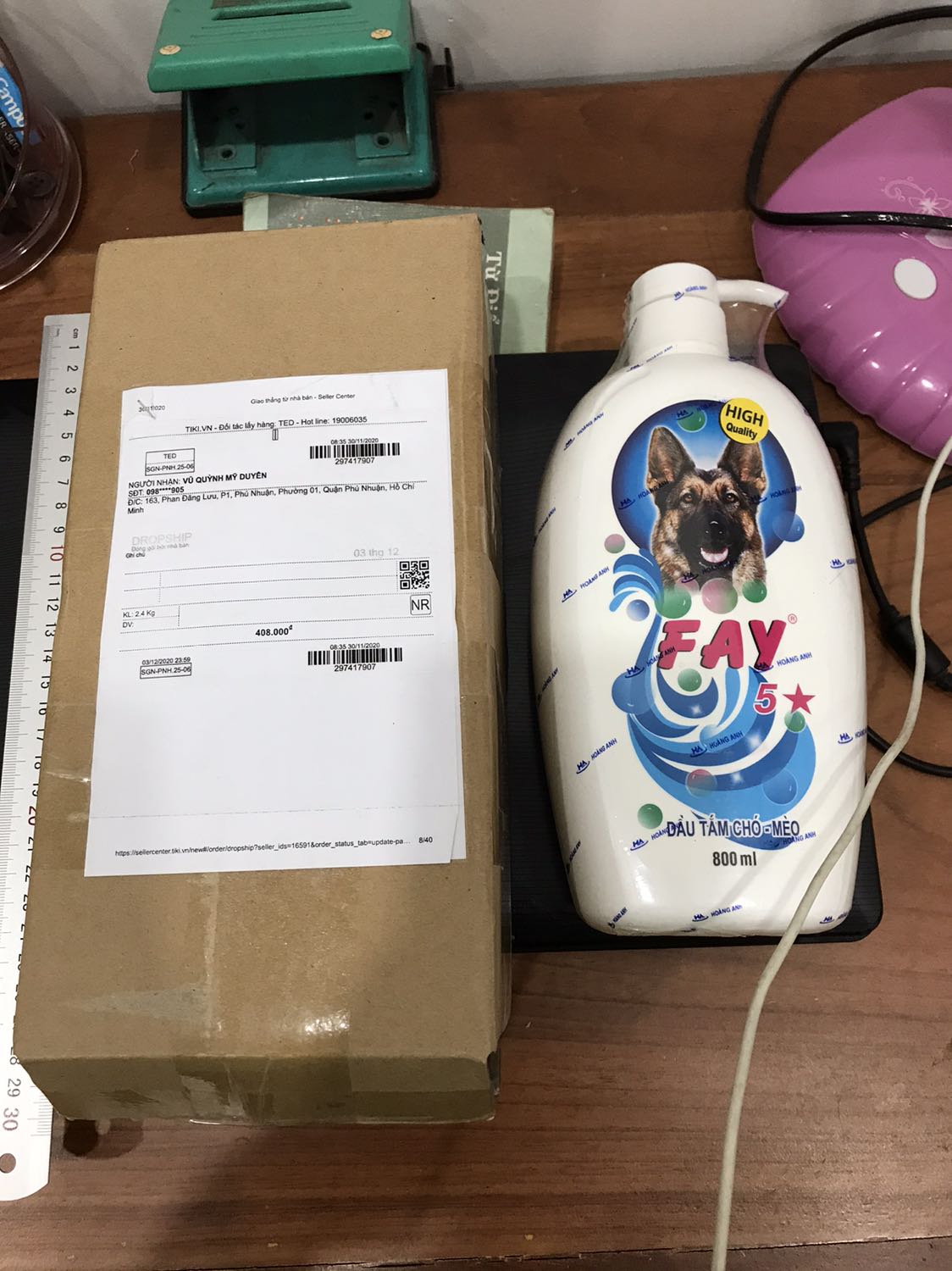 1 sao vì Tiki giao hàng nhanh, mặc dù mình đặt 3 chai sữa tắm Fay 5 nhưng mình chỉ nhận được 1 chai và được tính tiền 3 chai (408k)?. Trọng lượng của 1 chai chỉ 800ml, gói trong một hộp với kích thước như thế mà  bên ngoài hộp để 2.4kg (không hiểu nổi lun).
Vấn đề này mình đã phản ánh riêng với Cửa hàng NGỌC LAN từ khoảng giữa tháng 12, shop đã đồng ý gửi bù 2 chai còn thiếu thay vì hoàn lại tiền 2 chai, sang năm 2021 rồi mình vẫn chưa nhận được hàng, mình có hỏi lại, bên cửa hàng nói là do nhà vận chuyển bị lỗi gì đó nên chưa giao hàng được. 
Mình mua hàng trên tiki rất nhiều lần, đây là lần đầu gặp tình trạng như vậy.