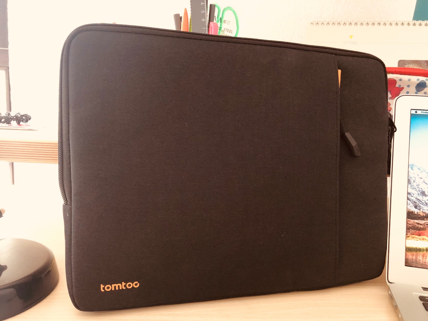 Túi đựng laptop dùng tốt, bền, đẹp, phía trong có lớp chống sốc rất mềm mại. Túi có 1 ngăn bên ngoài để đựng thêm được nhiều thứ : bút viết, tai nghe, nhưng vật mảnh mảnh hoặc sổ nhỏ. Mình không dám để cục sạc vào ngăn này vì sợ bỏ vào sẽ đè nén ngăn đựng laptop.  Thiết kế khá đơn giản nhưng nếu có thêm 1 quai để xách lúc kéo từ balo ra thì sẽ tiện lợi hơn. Về chất liệu này nếu so với các sản phẩm cùng mức giá thì chất lượng ổn.