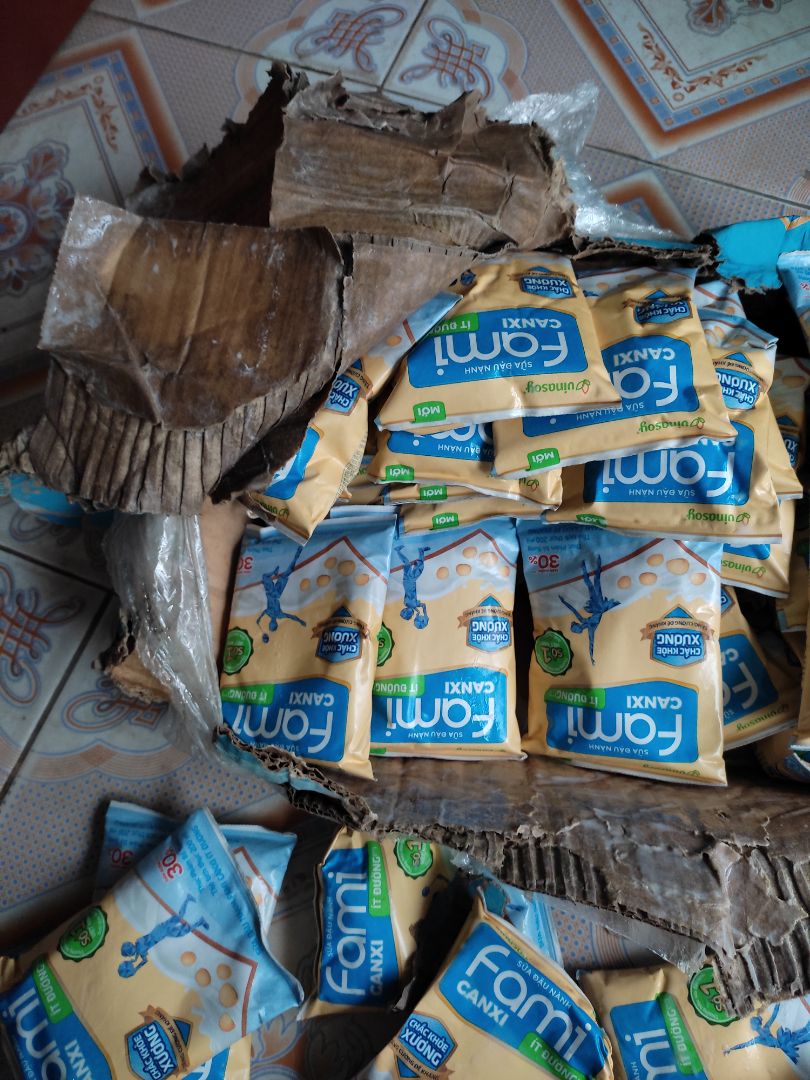 Quá thất vọng về sản phẩm, thanh toán trước rồi nhận đc 1 cuộc gọi từ shipper, mở cửa ra nhận đc cục hàng vỡ nát, bốc mùi, hàng như này mà shipper vẫn cố tình vứt trước cửa nhà khách hàng, không biết sai sót do bộ phận nào, nhưng nói chung là thất vọng, yêu cầu tiki nhanh chóng giải quyết vụ việc này