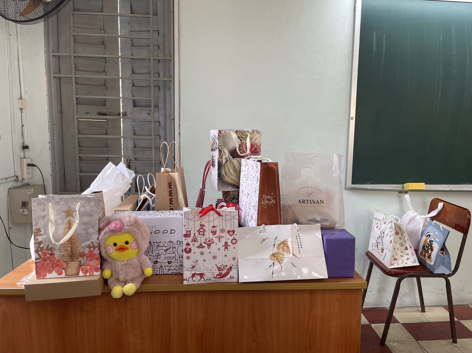 Hình ảnh chỉ mang tính chất nhận xu
Hộp tsubaki này hơi đắt nhưng khi ủ tóc thì tóc rất mượt, mùi thơm lắm
Tuy nhiên hũ là nắp nhựa nha chứ không phải kim loại như mình tưởng. Chất lượng sản phẩm ổn
Lần này shipper giao trễ 2 ngày thui nhưng ko dao a ấy vẫn thân thiện giao cho mình theo giờ đã hẹn trước nên vẫn thích đặt tiki nghen