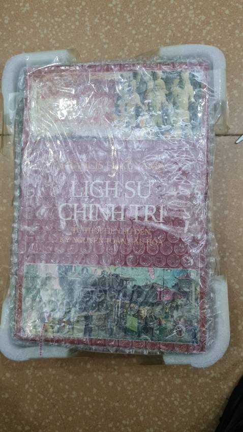 Sách được đóng gói cẩn thận, giao hàng nhanh, rách 1 chút ở góc