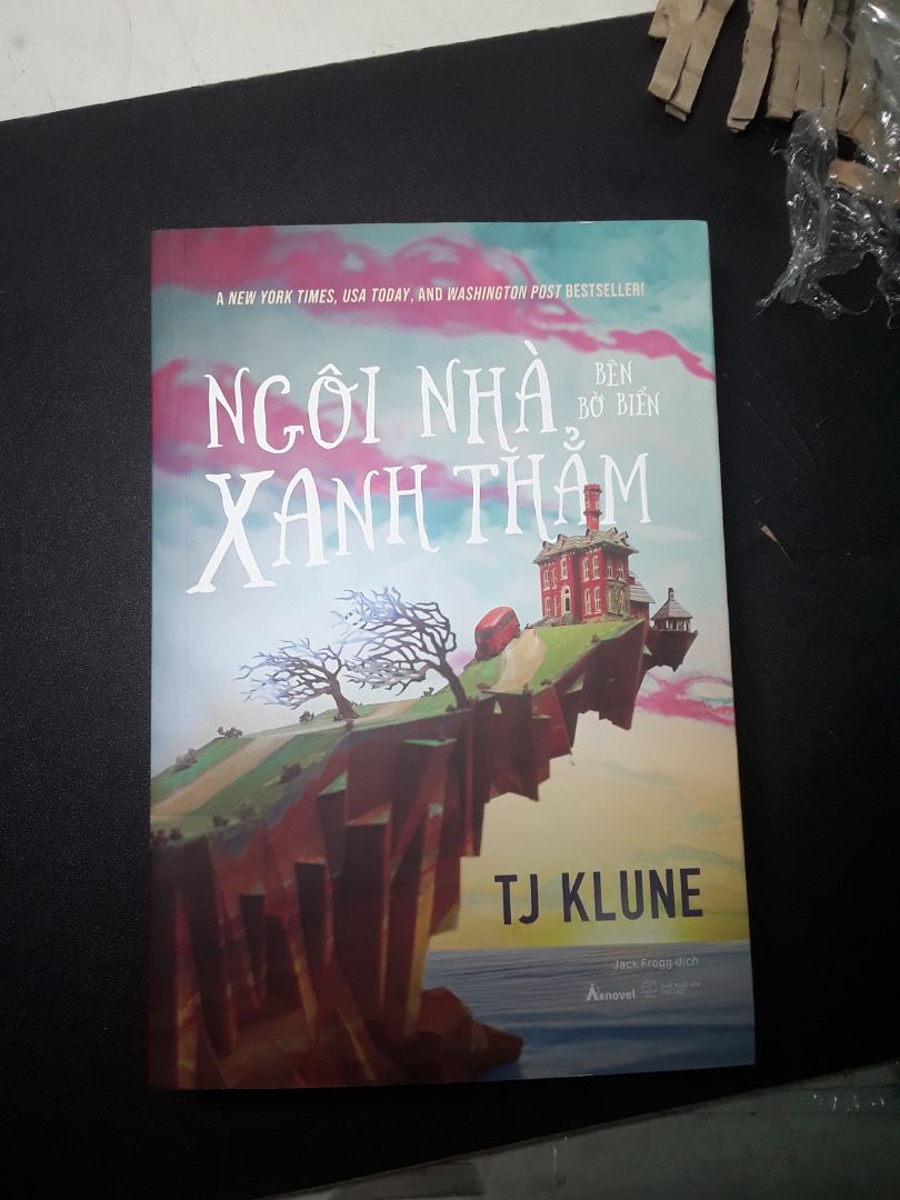 Sách được đóng gói rất kỹ càng, đây là lần thứ 2 mình mua sách trên tiki  và trải nghiệm cực kỳ tốt, sách được giao rất nhanh tầm 2-3 ngày, có điều mình tải app xuống và sử dụng có vài trục trặc. Mình mua cuốn ngôi nhà bên bờ biển xanh thẳm khi được sale giảm còn 87k. Sách có bookmark kèm theo. Bìa sách siêu dễ thương phù hợp đọc cho mùa hè.