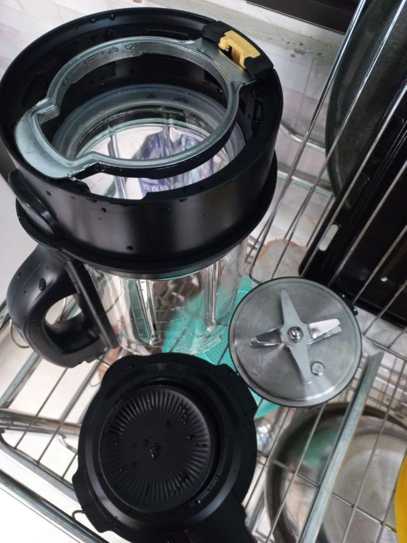 Sản phẩm nên mua. Lúc đầu mình có phân vân giữa dòng máy 2 cối vì sợ ám mùi giữa món nóng và món lạnh nhưng sản phẩm mới có tháo lưỡi xay được nên ưng luôn 😀 (hy vọng chốt tháo lắp bền hoặc dễ thay thế).
Sản phẩm đẹp, sang. Sữa/ cháo xay mịn. Độ ồn thấp (so với một số loại máy khác mình được xem) lúc nấu có đảo nhẹ, khoảng 8-9 phút cuối xay mạnh nhưng vẫn chấp nhận được dù đứng gần. Nói chung là hài lòng với sản phẩm 🙂.