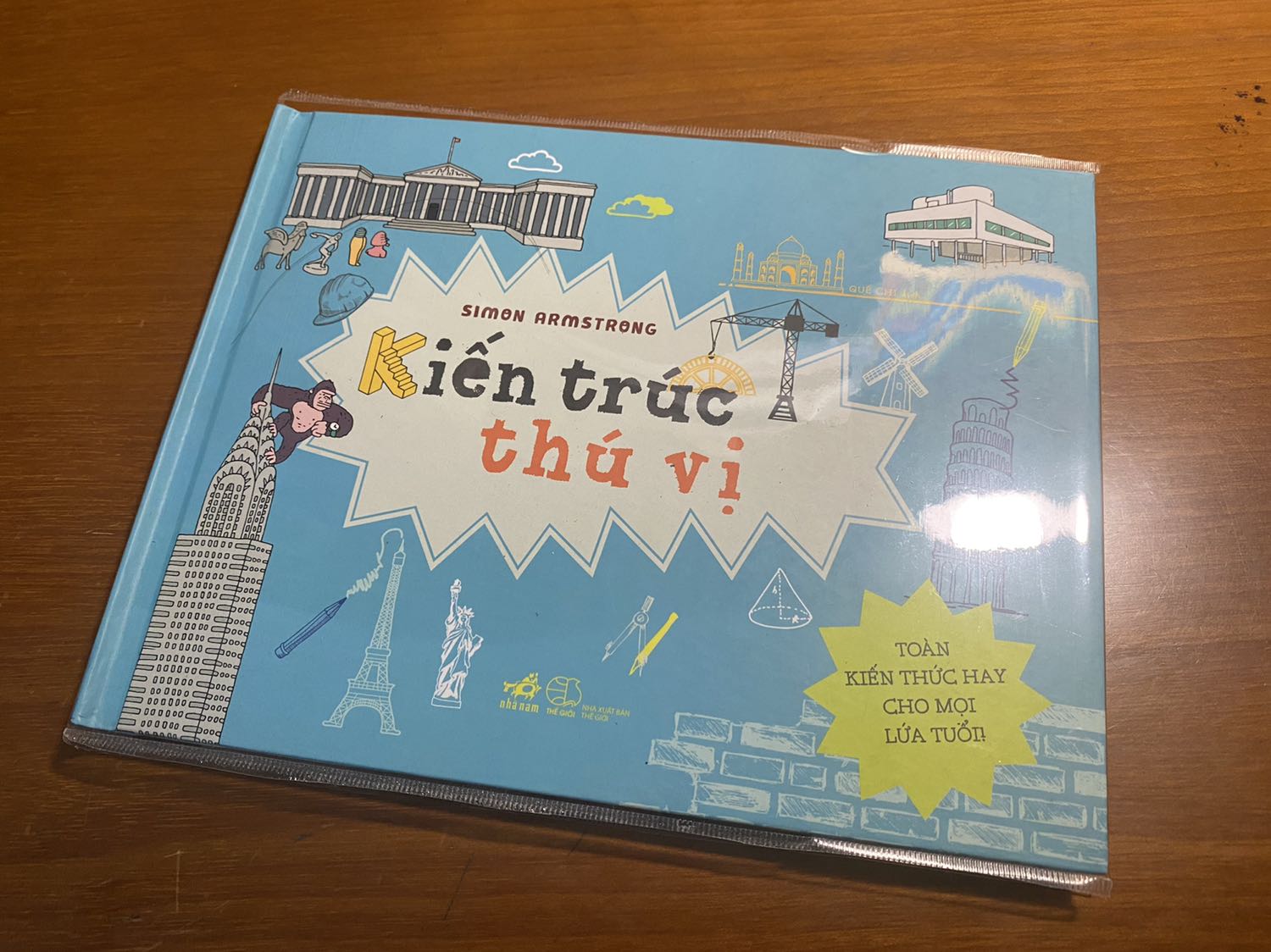 Sách hay, thú vị và có nhiều hình ảnh rất dễ đọc, phù hợp với bạn nào muốn có cái nhìn tổng quát về kiến trúc hơn.