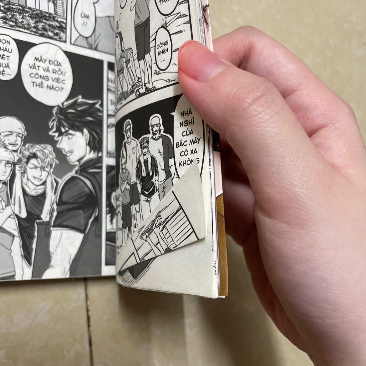 em bị ship cho quyển truyện cũ, lúc đầu nhìn bề ngoài cũ em đã nghi rồi nhưng dễ tính nên cũng ko nghĩ gì, nhưng mà giở ra đọc thì có chữ viết và bị gấp trang? Tiki giải quyết giúp em với ạ