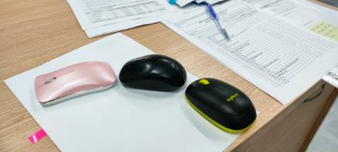 Dễ thương vượt mức mong đơi, chuột mỏng, gọn vừa tay, click nhẹ nhàng không tiếng động. Hy vọng xài bền