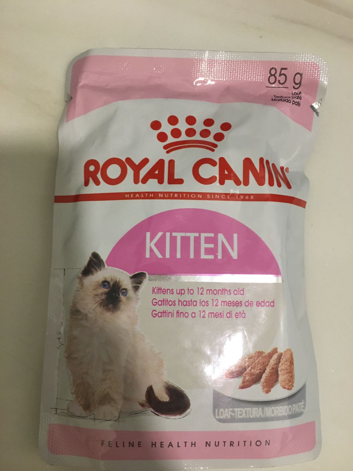 Pate Royal canin tốt; mèo con nhà mình thích loại pate xay mịn hơn. Loại gravy thì hơi kén hơn một chút.