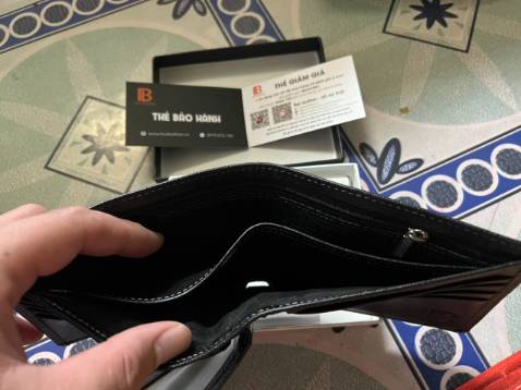 Ngoại quan: Sản phẩm có ngoại quan tương đối giống với mô tả, có thẻ bảo hành 1 năm và thẻ giảm giá 10% cho lần mua hàng sau nhưng phải đánh giá cho shop 5 sao và chỉ có giá trị sử dụng trong vòng 30 ngày, 1 sự giảm giá có điều kiện.
Xuất xứ: Thương hiệu BỤI LEATHER của Việt Nam.
Sản xuất: Tại Việt Nam.
Chất lượng: Bóp được làm bằng da (tôi chỉ biết bằng da chứ không biết có phải da thật hay da PU), bóp màu đen da sần; có 2 ngăn đựng tiền lớn và 1 ngăn khóa kéo lớn; có 14 ngăn phụ chứa thẻ ngân hành, CCCD, bằng lái, cavet,... Tuy nhiên, tôi cảm thấy không hài lòng về chất lượng sản phẩm như hình, phần da chỗ ngăn phụ bị 1 vệt trầy tróc da. Điều quan trọng là đã làm giảm đi sự trải nghiệm mua hàng và sản phẩm của tôi.
Đóng gói: Sản phẩm được đóng gói tốt. 
Thời gian giao hàng: Đặt hàng vào lúc 12:42 ngày 14/12/2021 đến 08:12 ngày 18/12/2021 sản phẩm đã được giao đến. Thời gian giao hàng có thể chấp nhận được.
Thái độ nhân viên giao hàng: Ổn, chịu hợp tác với tôi trong việc giao hàng. 
Giá sản phẩm: Mua hàng canh lúc sales nên mua với giá 199k, miễn phí ship. 
Tổng quan: Sản phẩm phù hợp với những ai muốn sử dụng sản phẩm với một giá tiền và chất lượng sản phẩm bình dân. Bên cạnh đó, thời gian và dịch vụ giao hàng ổn. Tuy nhiên, chất lượng sản phẩm được giao không được hoàn thiện, mn nên check hàng kỹ khi nhận hàng, tránh mất thời gian phải đổi hàng. Cảm ơn mọi người đã đọc.