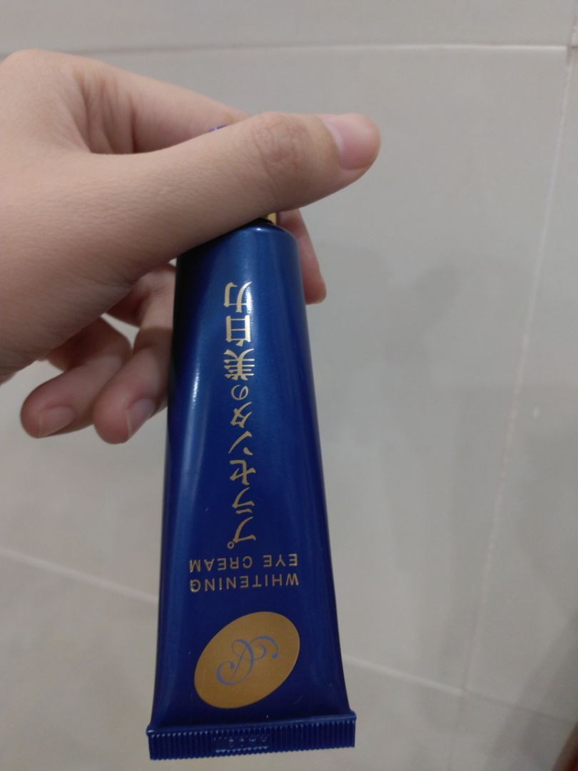 giao hàng nhanh, chất kem bôi lên khá là êm, chưa xài lâu nên chưa bàn về hiệu quả nhưng trước mắt thấy chưa có vấn đề gì. có thể mua lại.