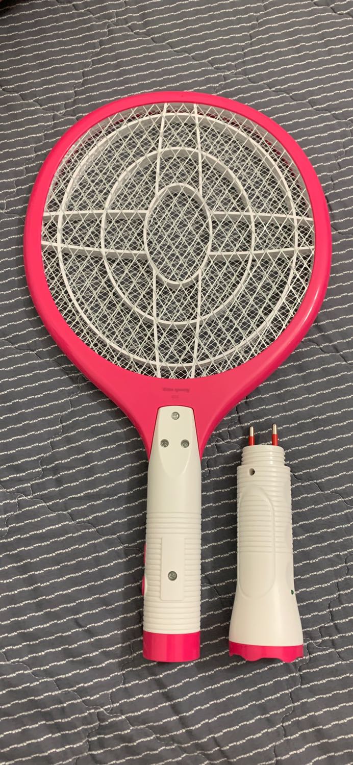 Tiki giao hàng nhanh hơn dự kiến nhiều, vợt muỗi mới sản xuất 2021 có đèn pin có thể tháo rời và có phích cắm rất tiện. Việc sạc pin tiện lợi hơn loại cũ.