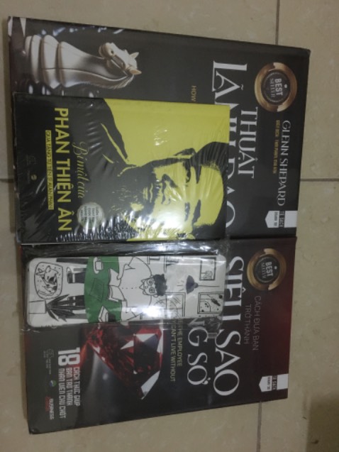 Có một quyển bị gập góc bìa .