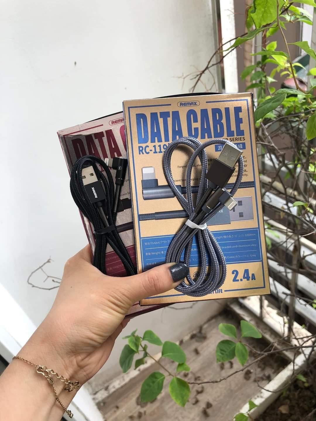 Sách hay, nên mua. Hai zai nhà mình thích lắn. Ôm quyển này đi đố mọi ngừoi