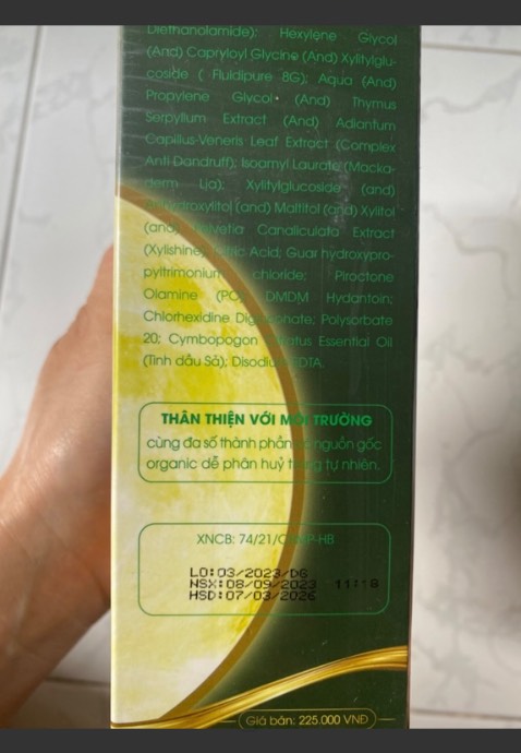 Lần 1: giao mẫu mới
Lần 2: giao mẫu cũ . Mình ý kiến thì nói do công ty còn bao bì cũ nên sản xuất cho hết lô. Mình đưa ra ngày sx là 10/10/2022 đã hơn 1 năm. Thì shop nói là do cty vẫn để date cũ nhưng sản phẩm bên trong là mới. Mình nói mới mua chỗ khác là ngày sản xuất 8/9/2023( bao bì mới). Thì shop nói mẫu cũ tốt hơn khách tìm mà hết, shop mới về mẫu mới date mới nè. 
Công nhận shop này lọc *** ghê thật, kiểu gì cũng nói được. Mà không phải mua 1,2 lần . Trước đó đã mua mấy lần rồi, nghĩ khách quen nên chơi đểu vậy. Né nhanh. Tìm các nhà phân phối uy tín có thông tin tõ ràng mà mua. Không tin vào mấy shop online