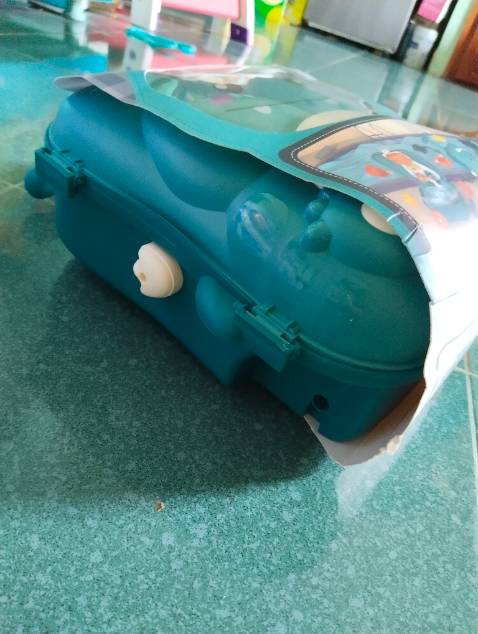 Chất liệu an toàn, không gây kích ứng. Chống tràn tốt, thấm hút tốt!! Có điều gửi quà vali về bị mất 1 cái bánh xe!