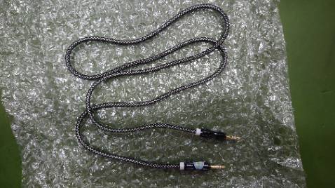 Chất âm nghe ổn định, dây bọc dù chắc chắn,đúng chiều dài, có phần lõm ở chổ cầm tay cho cảm giác chắc tay, dễ cắm và rút ra khỏi thiết bị. Dây mới nguyên hộp nguyên seal, có tem bảo hành. Shop đóng gói cẩn thận.