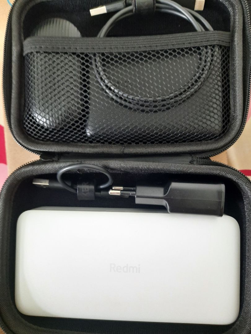 hộp chắc chắn, dung tích đủ để đựng 1 cục sạc 2000mah, 1 cục 13000mah cùng với 1 số phụ kiện khác như trong hình. Thích hợp cho những bạn có nhiều phụ kiện lỉnh kỉnh muốn xếp gọn lại khi đi công tác hoặc du lịch.