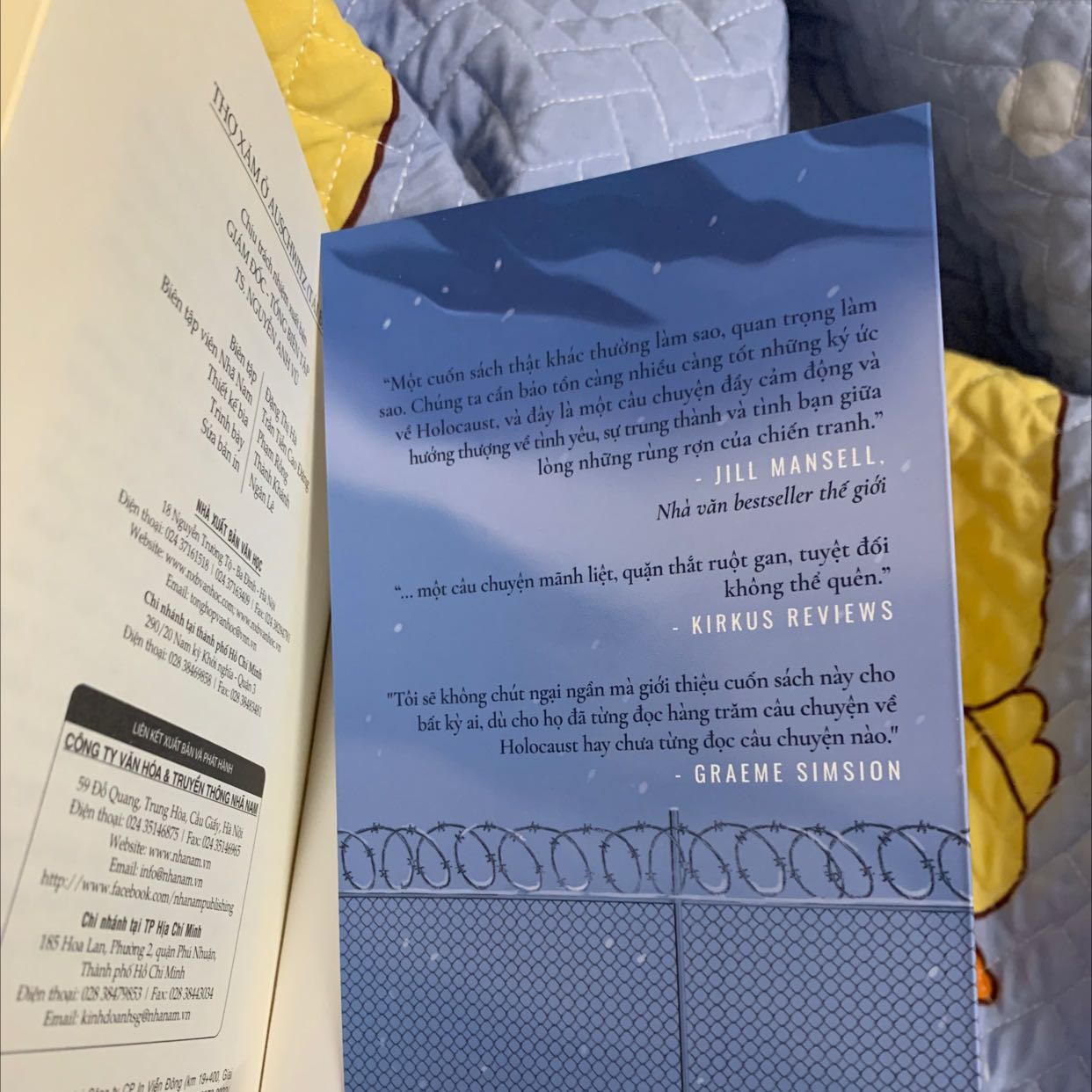 Bìa sách đẹp, nội dung cũng thật đẹp. Mua lại lần nữa để đem tặng. Đọc đi các bạn ơi, 1 câu chuyện xứng đáng được nhiều người biết đến ^_^