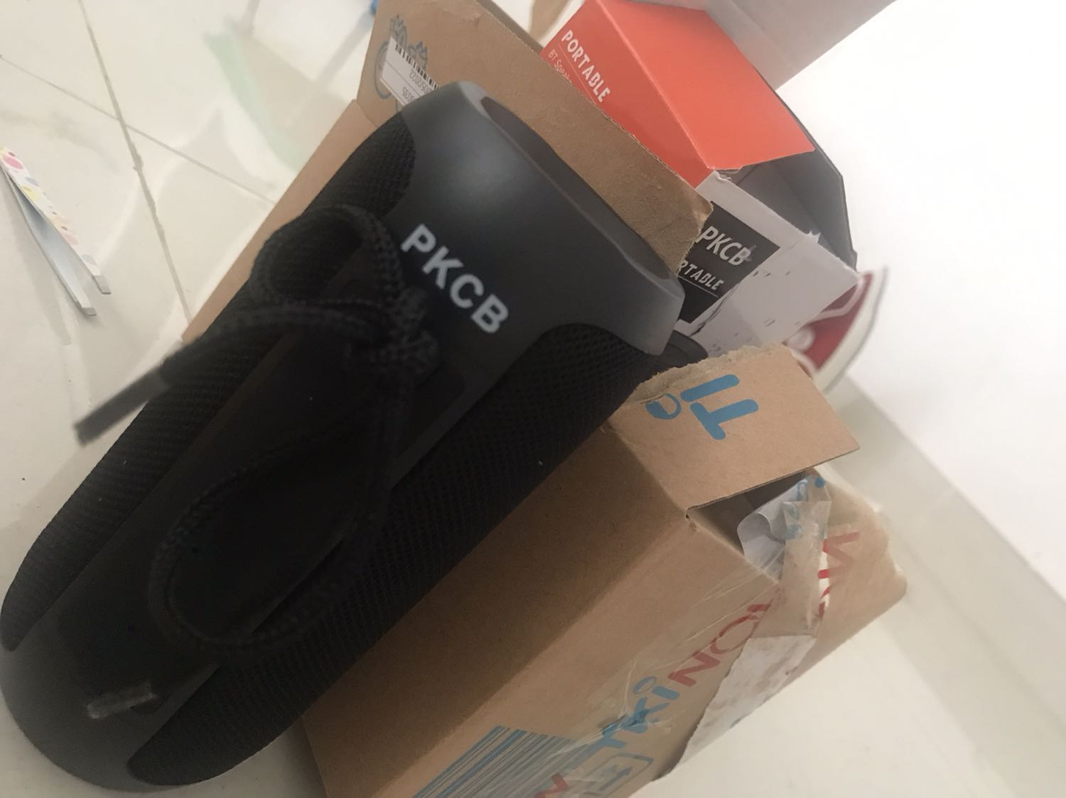 Ưu điểm: pin khá trâu, sử dụng liên tục được 6 đến 6 tiếng, giao hàng nhanh cực, mẫu mã đẹp 
Khuyết điểm: âm thanh hơi rè không được mượt như mọi người đánh giá, còn rè hơn cái mình mua 100k hồi lúc, chủ shop rep ib quá chậm
Nói chung là vs giá hơn 200k thì mua trải nghiệm cũng ok