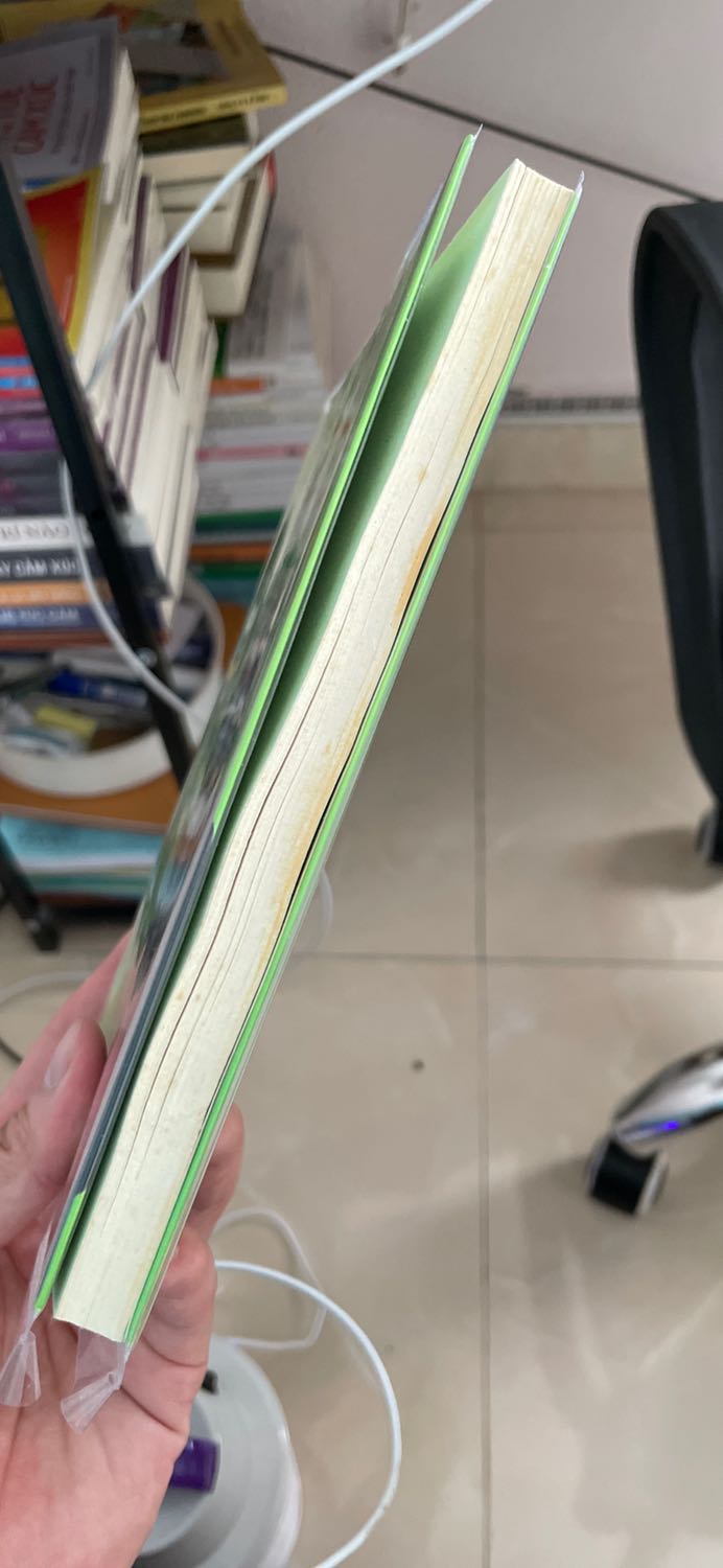Cuốn sách này chất lượng giấy tệ quá.
