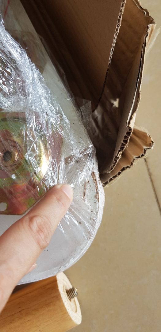 bàn trang điểm giao cho tôi bị như thế này ở mặt bàn, nên tôi đã k lấy bàn ra để lắp ráp. Sau bao lâu chờ đợi và tôi có trải nghiệm thật k tốt với ĐH, Tôi mong Tiki và nhà bán hàng đổi lại sf mới sớm giúp!