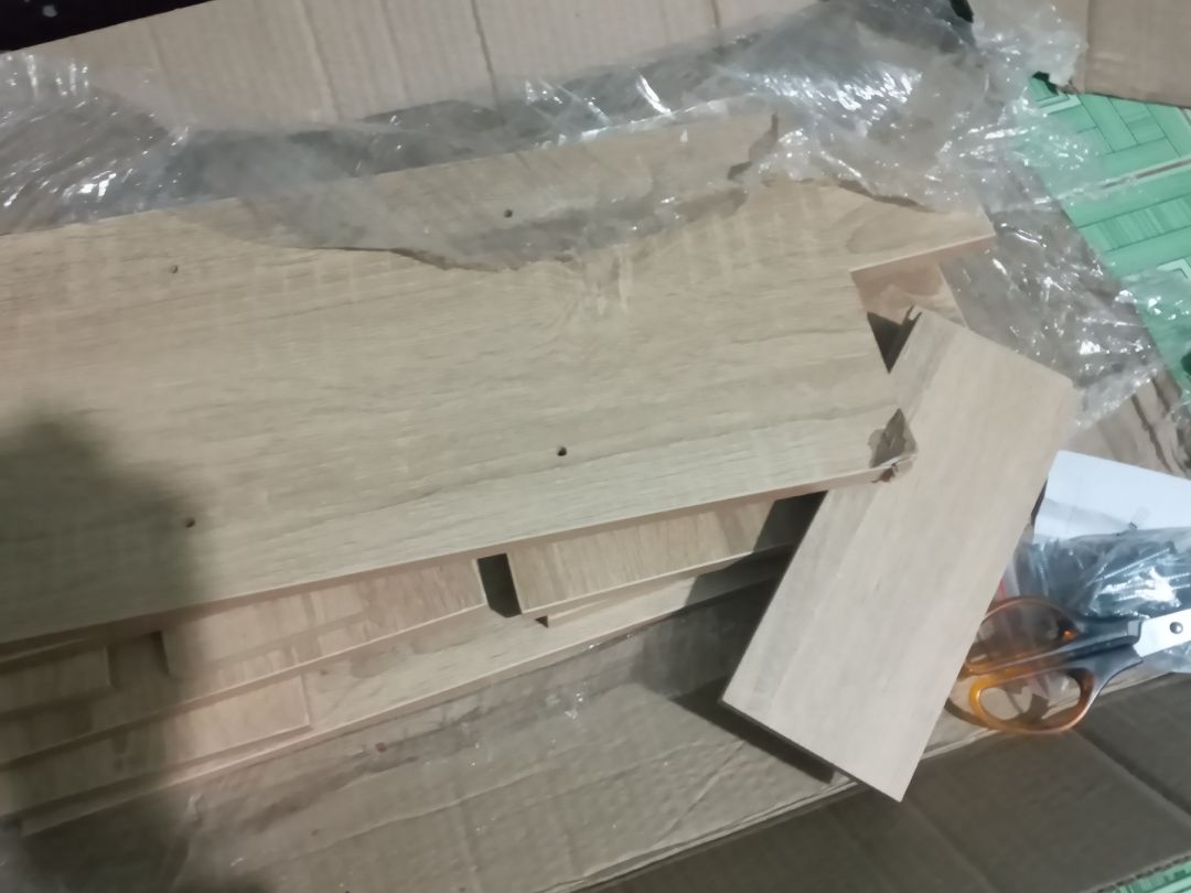 Tôi không thấy hài lòng với sản phẩm này, mới khui hàng ra thấy thế này thì chán bỏ xừ. Tôi nghĩ shop cần lót thêm 4 miếng đệm mút ở ngay 4 góc để tránh xảy ra trường hợp hi hữu này. Hi vọng shop đọc !!! :"(