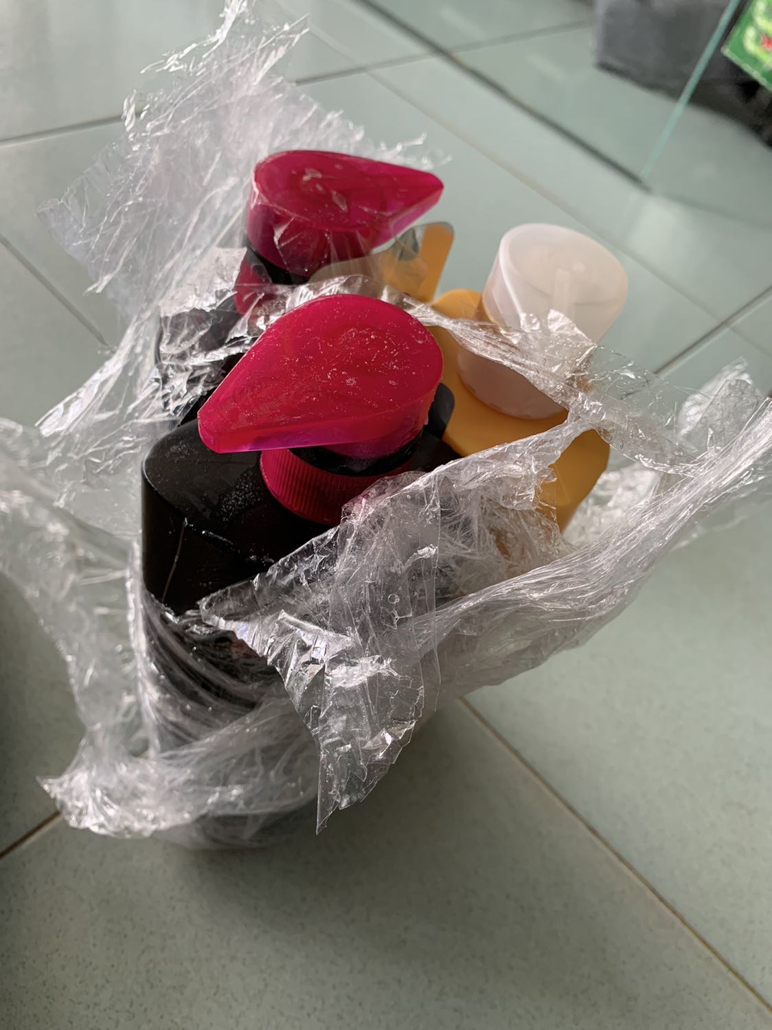 - Mua 03 chai, 01 chai có dán ở miệng, 02 chai không dán, 1 chai bị chảy ra tùm lum, shop thu hồi hàng giùm mình nha.
Rất tin tưởng mà mở hàng ra chán quá
- Thùng hàng từ Tiki thì nát như hình, lúc đầu nhìn ko dám nhận hàng luôn.