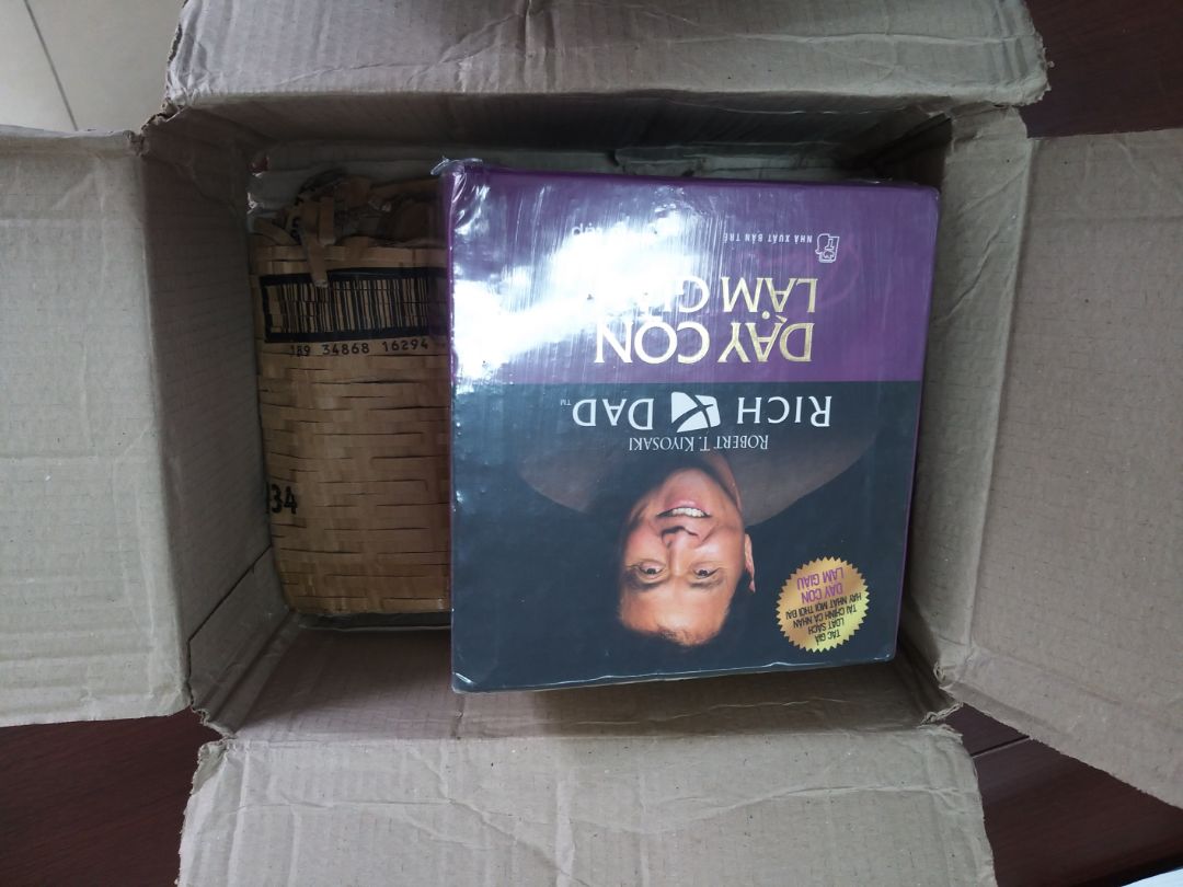 Vận chuyển nhanh, hôm trước đặt thì hôm nay đã giao. Nhưng Tiki đóng gói và chống sốc sản phẩm còn quá tệ. Hàng nhận về thì bị móp méo và thùng thì lại bị rách. Thất vọng!!! Hi vọng Tiki sẽ khắc phục vấn đề này!
Còn về nội dung sách thì hay và hữu ích nè, nên đọc!