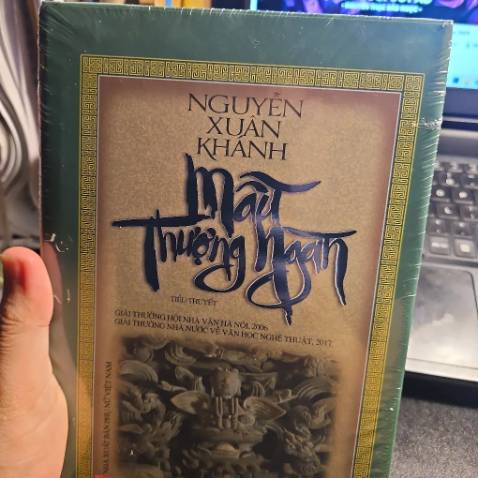 Sách có hơi móp tí bìa nhưng mà ko sao. Giao hàng rất nhanh. Rất đáng thử
