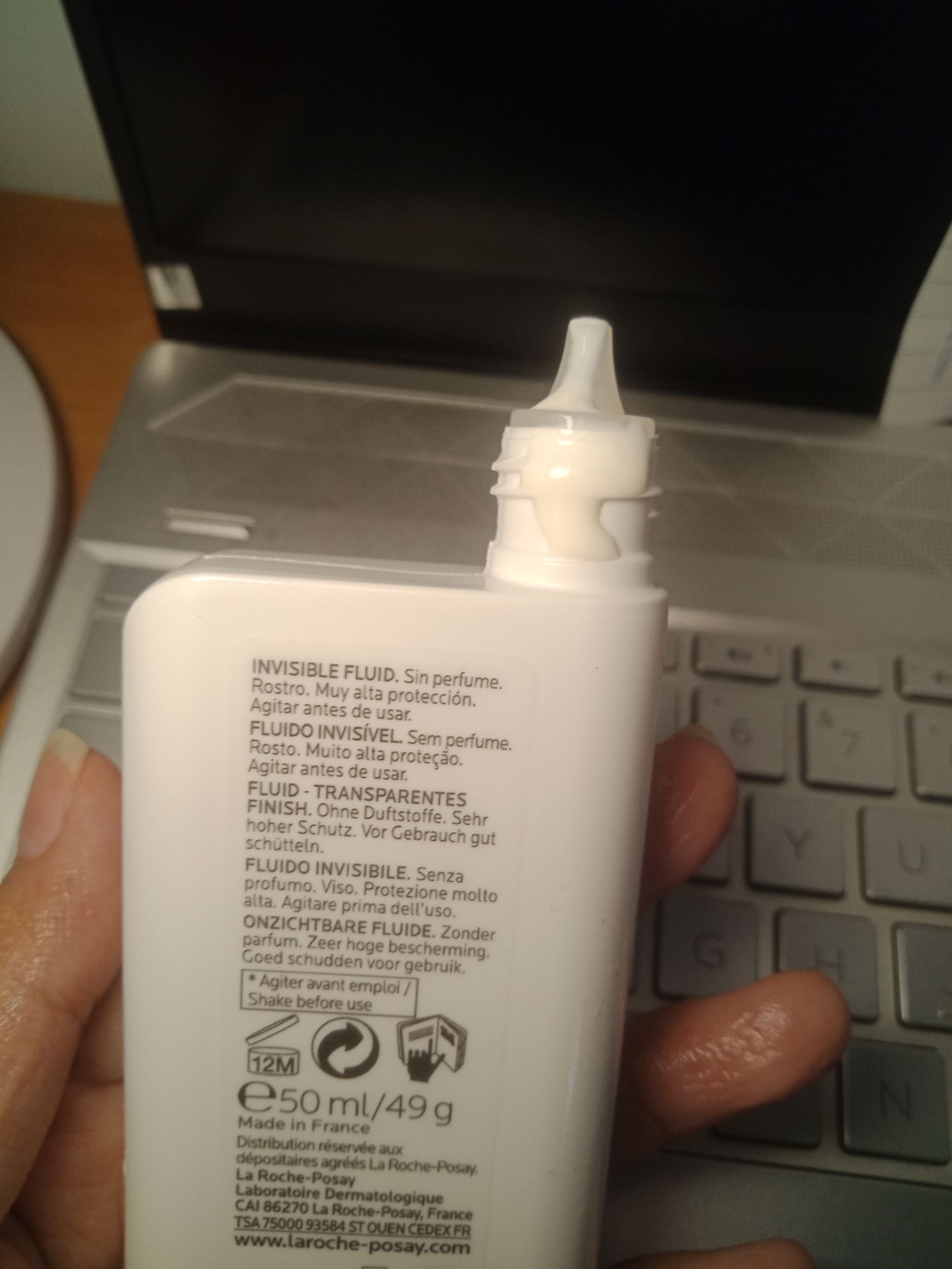 chất lượng nghe review tốt nên cho 4*, nhưng vừa mở ra đã đổ thế này, thiết nghĩ nếu đong nắp mà nó ngã thì chắc bị đổ ra ngoài, có lẽ là do nó lỏng quá, hi vọng cải thiện vấn đề này.