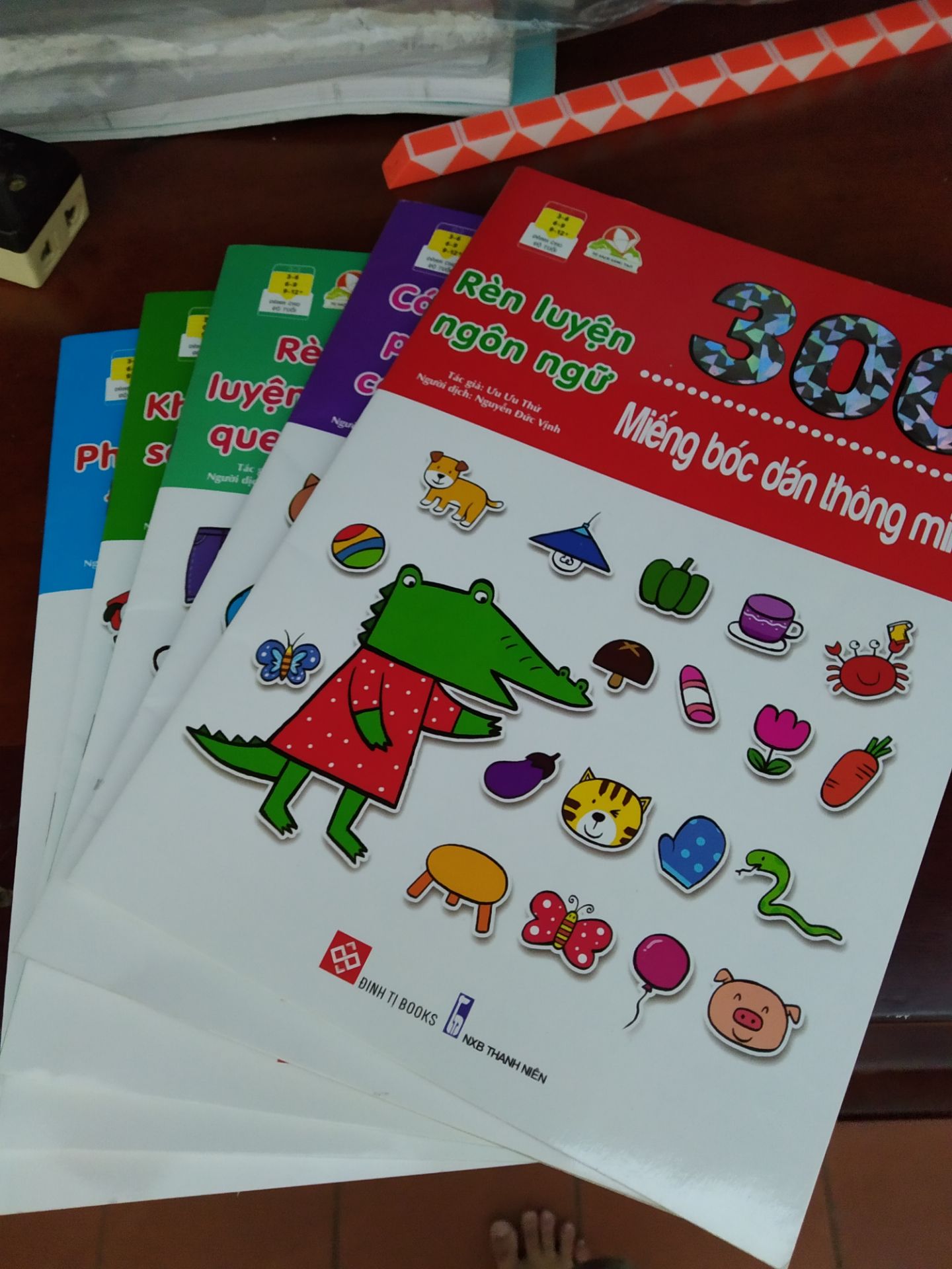 tiki giao hàng nhanh, tuy nhiên vấn đề ở chỗ bản thân bộ sách để tên mập mờ, cả bộ 6 quyển mới được 300 miếng dán chứ không phải là mỗi quyển :)) 1 quyển nhỏ nhỏ tầm 20 trang thôi