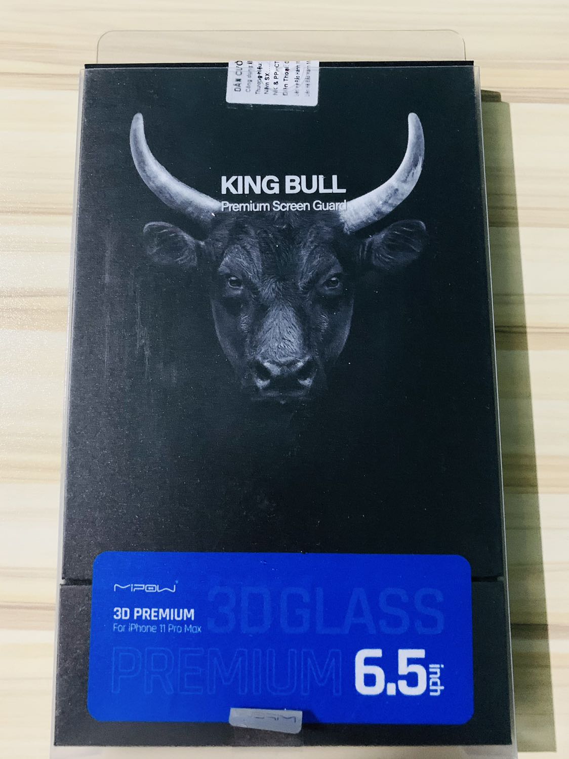 Phủ kín mép viền, bám vân tay ít chỉ cần lau nhẹ là hết. Chất lượng chưa biết thế nào, đây là miếng mipow thứ hai mình mua vì miếng trước tự nhiên bị nứt dù không rơi rớt gì cả.