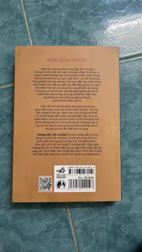 Một cuốn sách hướng dẫn chi tiết các bước viết về phim, bao gồm phân loại dạng bài, cách research thông tin viết bài đến cách sử dụng từ ngữ - giọng điệu ra sao khi viết về phim