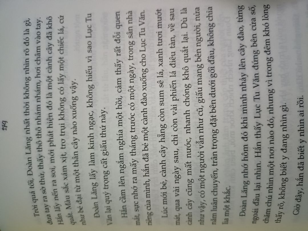 _Mặt hình thức: Tiki giao hàng và gói hàng rất tốt. Sách còn mới nguyên, bọc nilon, không bị nhăn góc hay hư hại gì. 

_Mặt nội dung: rất ngược. Đọc mà nước mắt không cầm được. Thực sự nhà văn và dịch giả đã miêu tả nội tâm của nhân vật rất "đặc sắc". Dường như càng đọc càng nhập tâm vào câu chuyện vậy. Chỉ muốn nói là hãy đọc và cảm nhận đi nhé!

Rất cảm ơn tiki!!!